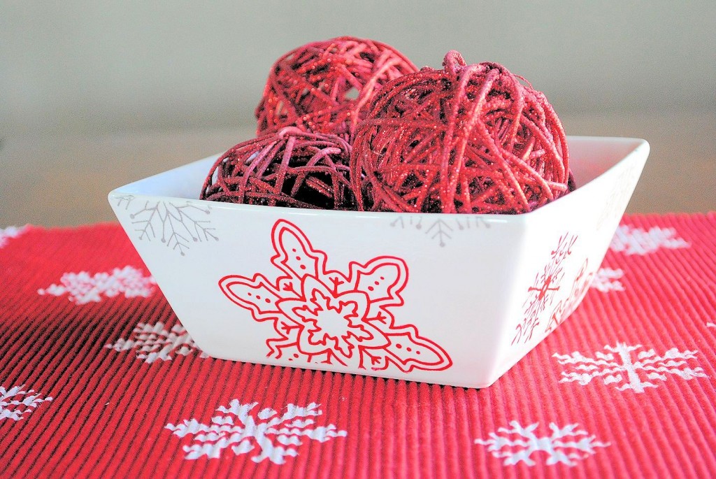 How to Stencil a Christmas Centerpiece