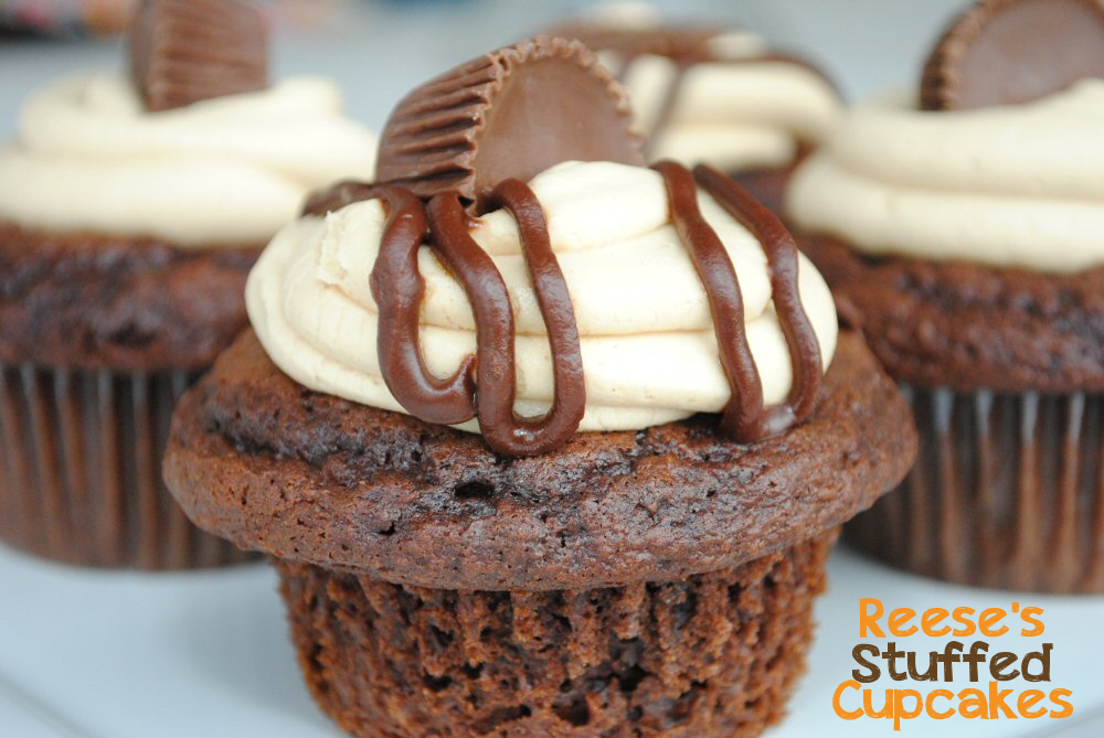 Reese's Cupcakes There's a Reese's peanut butter cup INSIDE!!  #cupcakes #reeses
