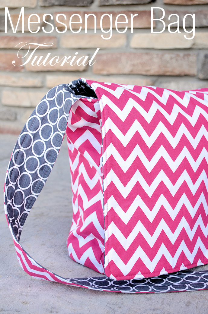 Messenger Bag Pattern-This cute messenger bag is fun to sew! Grab the free pattern and make a bag for school or as a diaper bag or just to carry to work or for fun. #sewingpatterns #sewingpatternsfree
