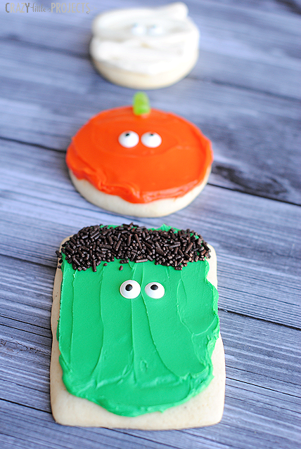 Simple Halloween Sugar Cookies-These cute Halloween cookies are so simple to make and the kids love them! Great for Halloween parties. 