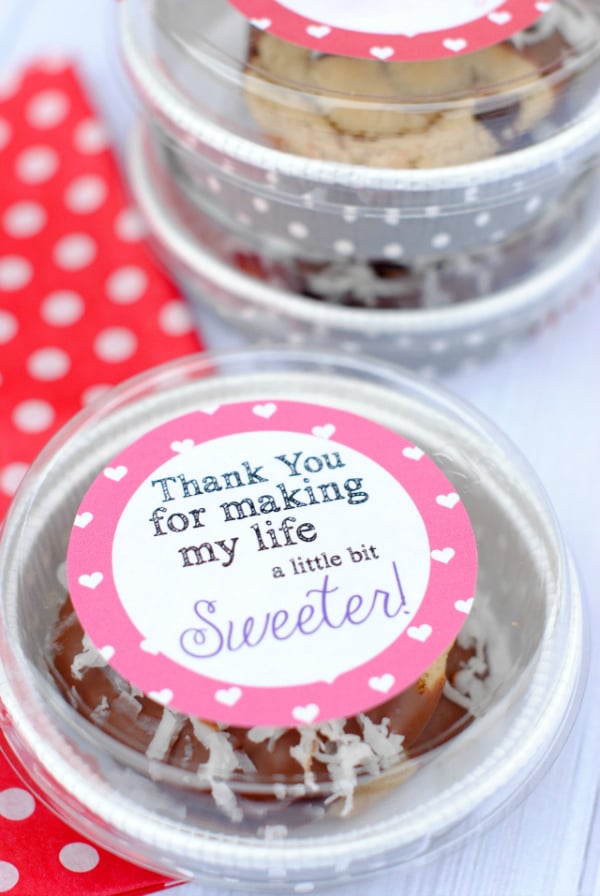 Such a cute way to package Valentine's treats & Free Printable Gift Tags