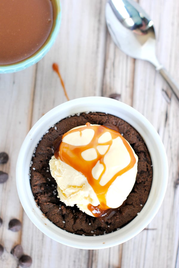 Chocolate Caramel Pizookie Recipe-This pizookie is AMAZING! Chocolate and salted caramel topped with ice cream and cooked till it's warm and gooey. #dessert #dessertrecipe #cookies #pizookie #chocolate #caramel