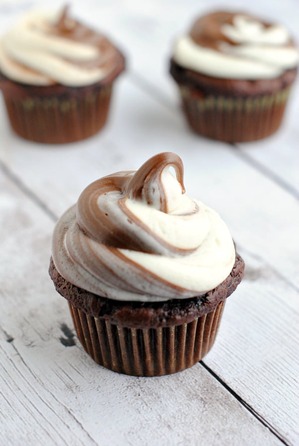 Nutella Cupcakes: These chocolate cupcakes are topped with a yummy Nutella frosting (swirled with vanilla frosting). Every Nutella lover is going to LOVE this easy dessert! #cupcakes #Nutella