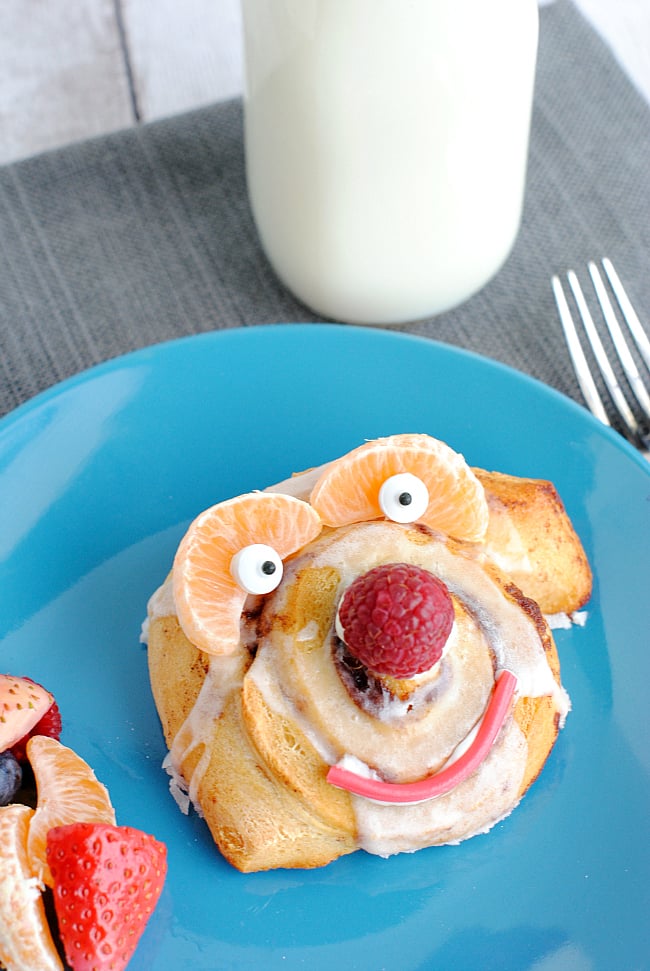 Funny Face Cinnamon Rolls for Kids-Fun Kids Breakfast Ideas: Make a cute little funny face cinnamon roll for the kids and bring a smile to their face! #breakfast #kids 