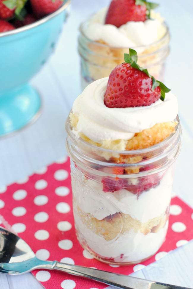 Strawberry Shortcake in a Jar-A perfect summer dessert. Layers of cake, cream and strawberry, this dessert not only tastes great, it looks amazing! #dessert #recipe #baking