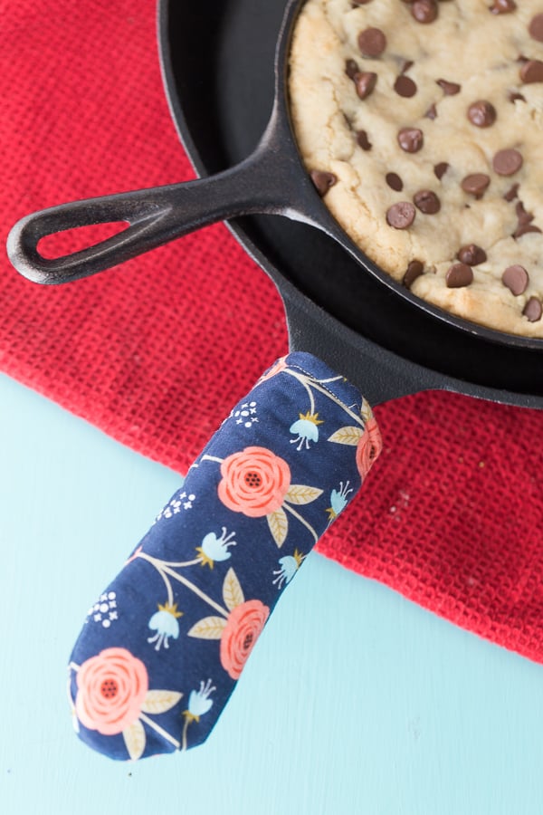 Skillet Handle Cover Pattern-This easy sewing pattern is perfect for beginners and so handy to use if you've got a skillet! #sewing #pattern #freepatterns